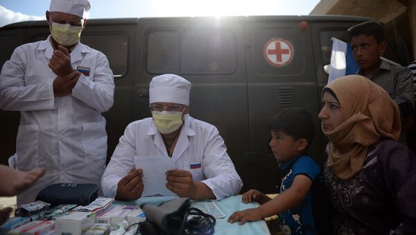 Des médecins russes donnent des consultations aux habitants de Kaukab, en Syrie, lors de la distribution de l'aide humanitaire russe. - Sputnik Afrique