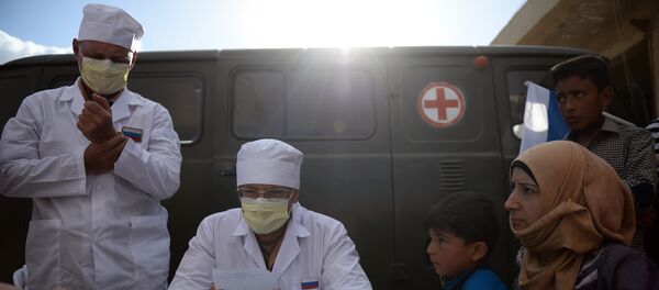 Des médecins russes donnent des consultations aux habitants de Kaukab, en Syrie, lors de la distribution de l'aide humanitaire russe. - Sputnik Afrique