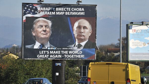 Des voitures passent devant un panneau montrant le président élu américain Donald Trump et le président russe Vladimir Poutine placé par le mouvement pro-serbe dans la ville de Danilovgrad le 16 novembre 2016 - Sputnik Afrique
