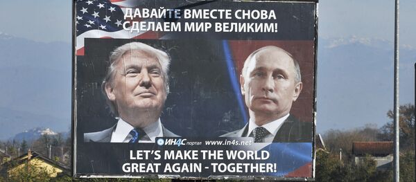 Des voitures passent devant un panneau montrant le président élu américain Donald Trump et le président russe Vladimir Poutine placé par le mouvement pro-serbe dans la ville de Danilovgrad le 16 novembre 2016 - Sputnik Afrique