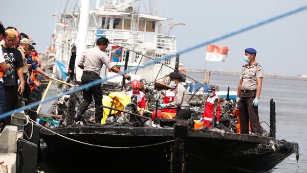 Policía y la Cruz Roja rescaten la gente tras el incendio en un barco en Indonesia - Sputnik Afrique