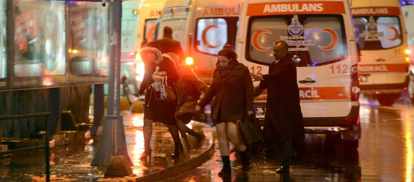 People run away from a nightclub where a gun attack took place during a New Year party in Istanbul, Turkey - Sputnik Afrique