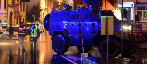 An armoured police vehicle blocks a road leads to a nightclub where a gun attack took place during a New Year party in Istanbul, Turke - Sputnik Afrique