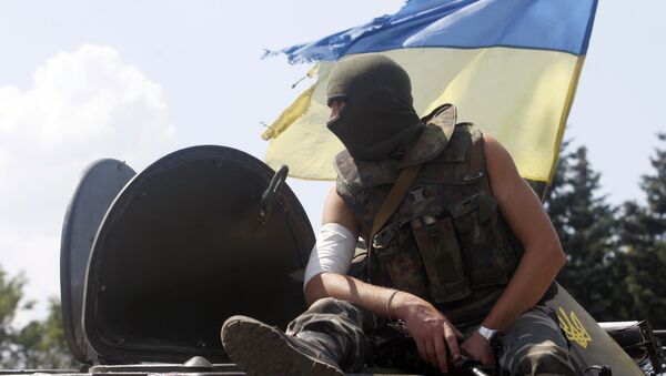Un soldat ukrainien est assis sur le véhicule à un point de contrôle dans la ville de Debaltsevo - Sputnik Afrique