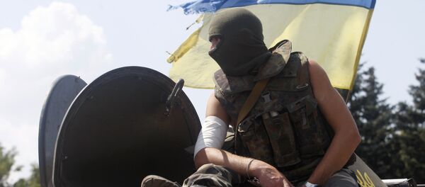 Un soldat ukrainien est assis sur le véhicule à un point de contrôle dans la ville de Debaltsevo - Sputnik Afrique