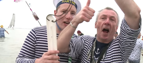 500 nageurs dans la mer du Nord pour le bain des givrés - Sputnik Afrique