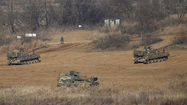 South Korean mobile artillery vehicles are seen at a training field near the demilitarized zone separating the two Koreas in Paju, South Korea, January 7, 2016 - Sputnik Afrique
