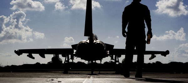Cette photo а été prise le 22 septembre, 2016 et montre un soldat britannique marchant vers un cahsseur Eurofighter Typhoon à la base aérienne britannique à Chypre, avant de décoller pour une mission de la coalition en Irak - Sputnik Afrique