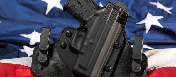 Una pistola cerca de la bandera de EEUU Una pistola cerca de la bandera de EEUU - Sputnik Afrique