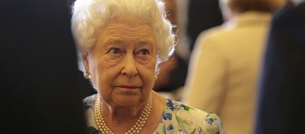 Britain's Queen Elizabeth speaks to Prime Minister David Cameron during a reception in Buckingham Palace to mark the the Queen's 90th Birthday, in London, Britain May 10, 2016. - Sputnik Afrique