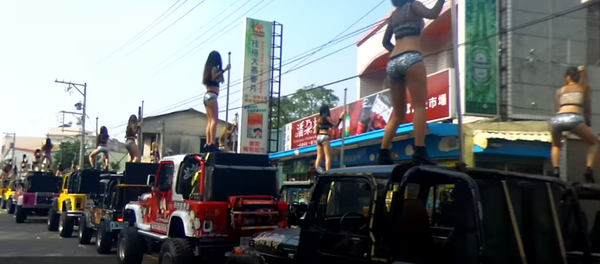 Il invite 50 strip-teaseuses aux obsèques de son père - Sputnik Afrique