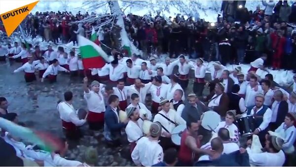 Danser dans l'eau glacée en Bulgarie à l'occasion du Baptême du Christ - Sputnik Afrique