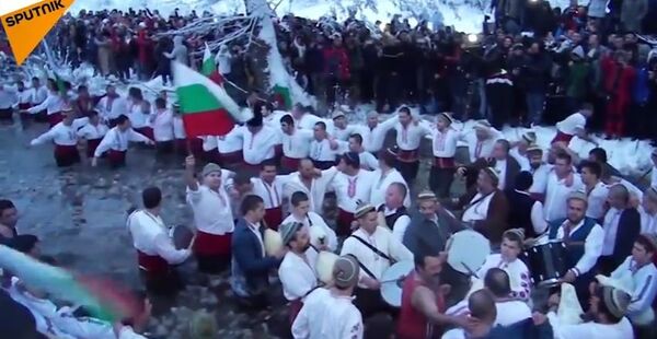Danser dans l'eau glacée en Bulgarie à l'occasion du Baptême du Christ Danser dans l'eau glacée en Bulgarie à l'occasion du Baptême du Christ - Sputnik Afrique