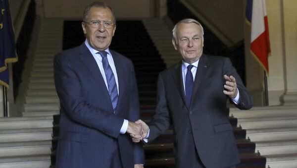 French Foreign minister Jean-Marc Ayrault (R) shakes hands with his Russian counterpart Serguei Lavrov before their meeting at the Quai d'Orsay in Paris on June 29, 2016. - Sputnik Afrique