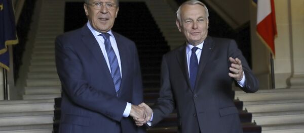 French Foreign minister Jean-Marc Ayrault (R) shakes hands with his Russian counterpart Serguei Lavrov before their meeting at the Quai d'Orsay in Paris on June 29, 2016. - Sputnik Afrique