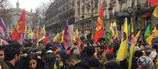 Des Kurdes manifestent à Paris en commémoration des trois militantes tuées en 2013 - Sputnik Afrique