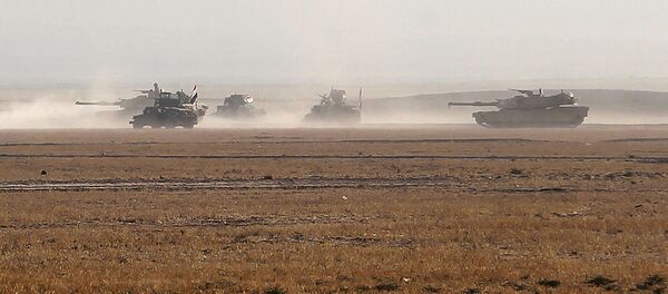 Колонна бронетехники в 45-и километрах от иракского города Мосул Колонна бронетехники в 45-и километрах от иракского города Мосул - Sputnik Afrique