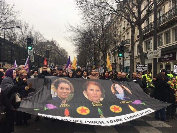 Des Kurdes manifestent à Paris en commémoration des trois militantes tuées en 2013 - Sputnik Afrique