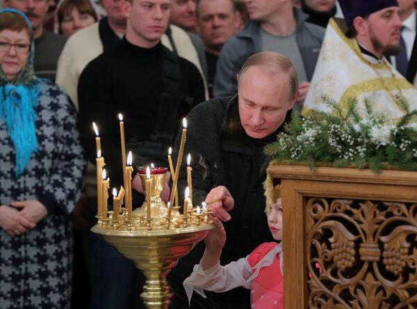 Vladimir Poutine lors de la messe dans le monastère Saint-Georges de Iouriev, 7 janvier 2017 Vladimir Poutine lors de la messe dans le monastère Saint-Georges de Iouriev, 7 janvier 2017 - Sputnik Afrique