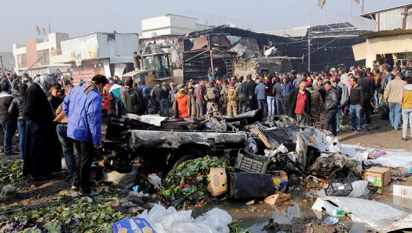 People gather at the site of a car bomb attack at a vegetable market in eastern Baghdad, Iraq January 8, 2017. - Sputnik Afrique