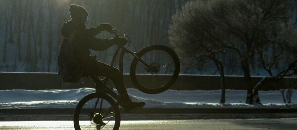 Le record Guinness du plus grand «vélo humain» est fracassé en Russie - Sputnik Afrique