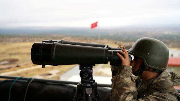 A Turkish soldier watches the border line between Turkey and Syria near the southeastern village of Besarslan, in Hatay province, Turkey, November 1, 2016 - Sputnik Afrique