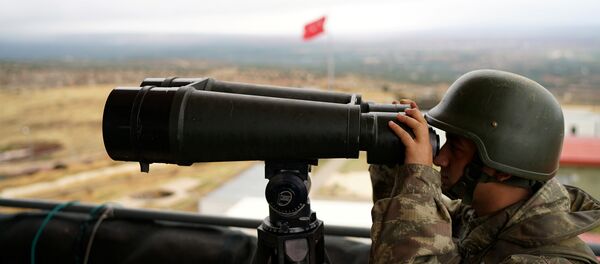 A Turkish soldier watches the border line between Turkey and Syria near the southeastern village of Besarslan, in Hatay province, Turkey, November 1, 2016 - Sputnik Afrique