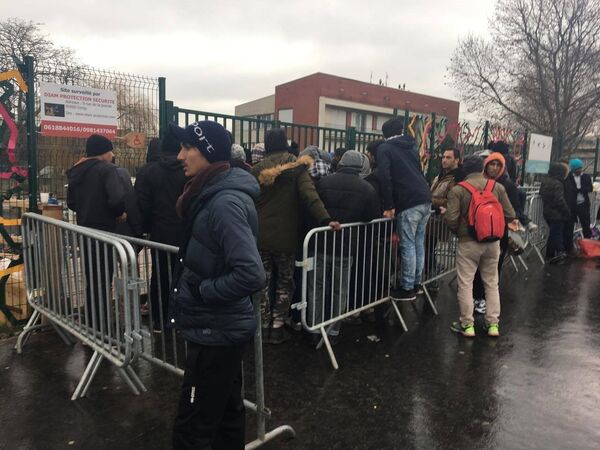 Devant le Centre Humanitaire de Paris Devant le Centre Humanitaire de Paris - Sputnik Afrique