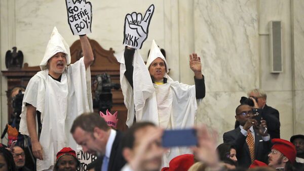 Fake KKK Klansmen Welcome Senator Sessions at Confirmation Hearing - Sputnik Afrique