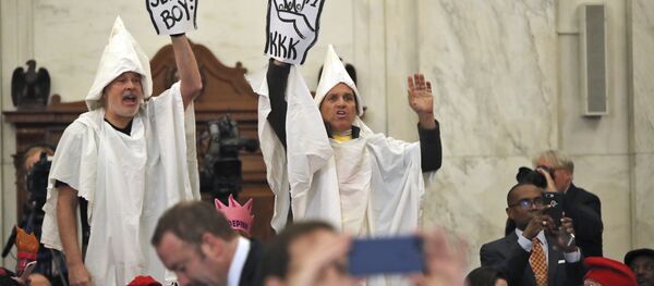 Fake KKK Klansmen Welcome Senator Sessions at Confirmation Hearing - Sputnik Afrique