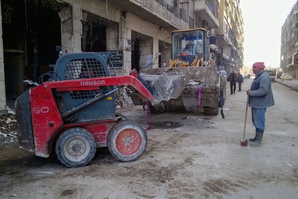 Le nettoyage des rues dans les quartiers d’Alep libérée - Sputnik Afrique