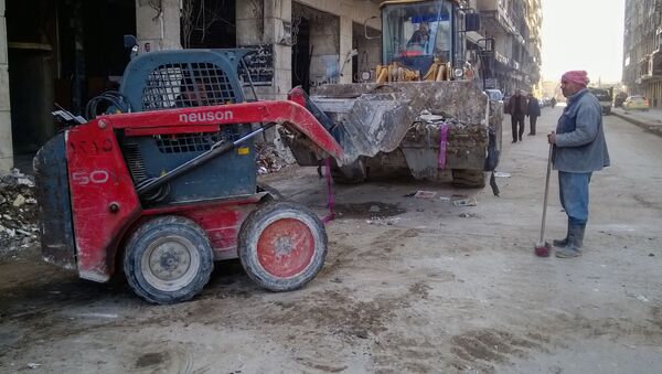 Le nettoyage des rues dans les quartiers d’Alep libérée - Sputnik Afrique