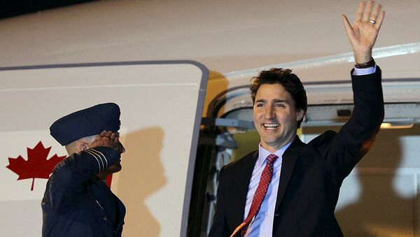 Canadian Prime Minister Justin Trudeau waves to the media upon his arrival at Ninoy Aquino International Airport, Manila November 17, 2015, to attend the Asia-Pacific Economic Cooperation (APEC) summit - Sputnik Afrique
