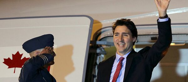 Canadian Prime Minister Justin Trudeau waves to the media upon his arrival at Ninoy Aquino International Airport, Manila November 17, 2015, to attend the Asia-Pacific Economic Cooperation (APEC) summit - Sputnik Afrique