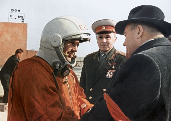 Sergueï Korolev et Youri Gagarine le 12 avril 1961 Sergueï Korolev et Youri Gagarine le 12 avril 1961 - Sputnik Afrique