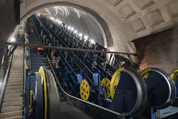 Le remplacement des escalateurs à la station de métro de Moscou sur la ligne Sokolnitcheskaïa Le remplacement des escalateurs à la station de métro de Moscou sur la ligne Sokolnitcheskaïa - Sputnik Afrique