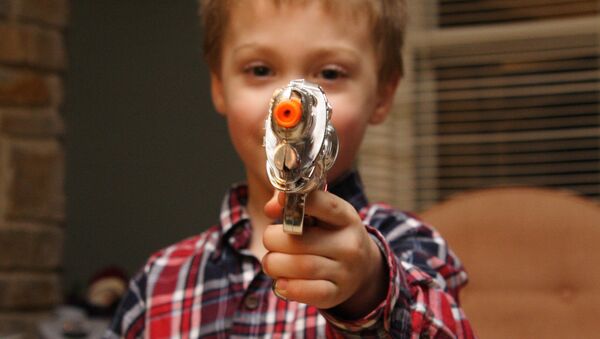enfant avec un pistolet - Sputnik Afrique