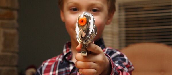 enfant avec un pistolet - Sputnik Afrique