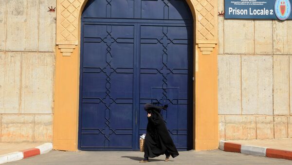 (FILES) This file photo taken on October 25, 2013 shows a Moroccan woman wearing a burqa walking in front the Jail of Sale near Rabat. - Sputnik Afrique