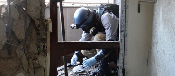 A United Nations (UN) arms expert collects samples, as he inspect the site where rockets had fallen in Damascus' eastern Ghouta suburb during an investigation into a suspected chemical weapons strike near the capital (File) A United Nations (UN) arms expert collects samples, as he inspect the site where rockets had fallen in Damascus' eastern Ghouta suburb during an investigation into a suspected chemical weapons strike near the capital (File) - Sputnik Afrique