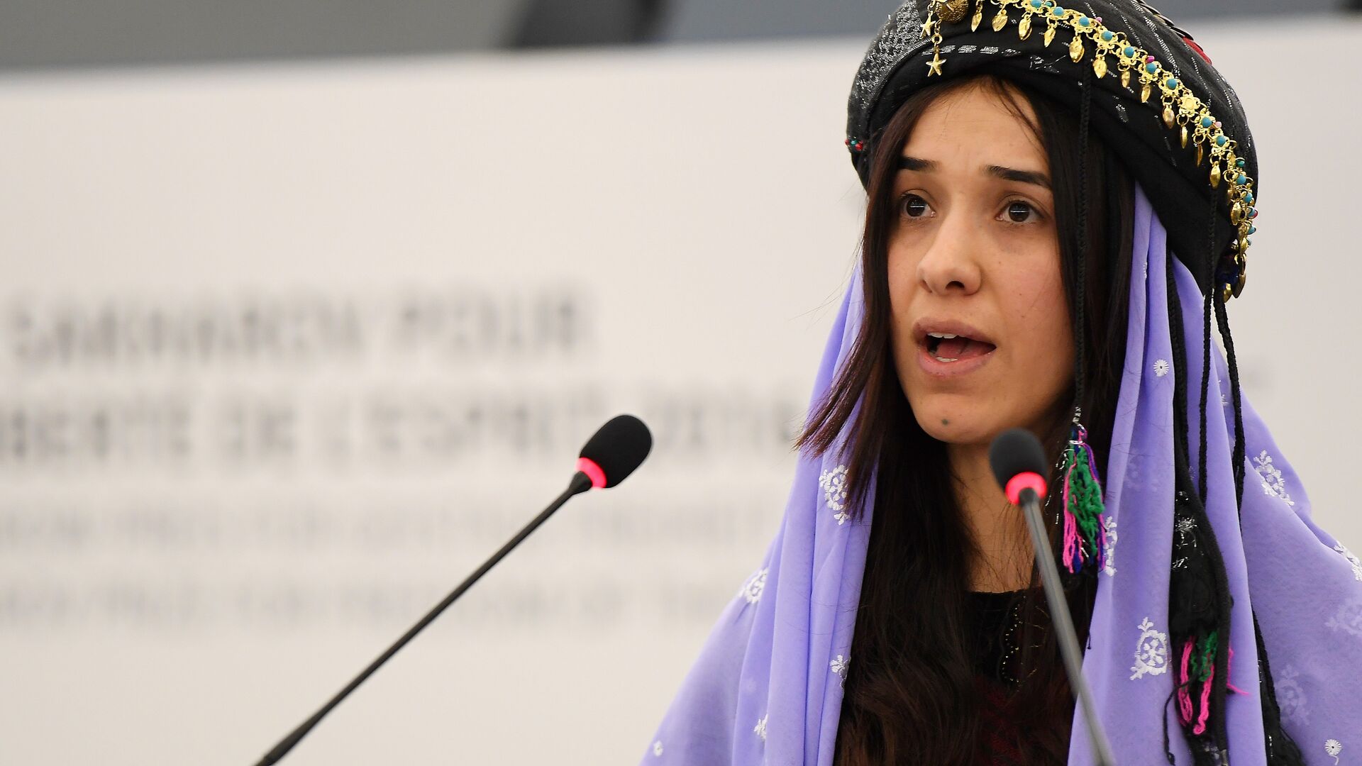 Nadia Murad , public advocates for the Yazidi community in Iraq and survivors of sexual enslavement by the Islamic State jihadists delivers a speech after being awarded co-laureate of the 2016 Sakharov human rights prize, on December 13, 2016 at the European parliament in Strasbourg - Sputnik Afrique, 1920, 19.11.2021