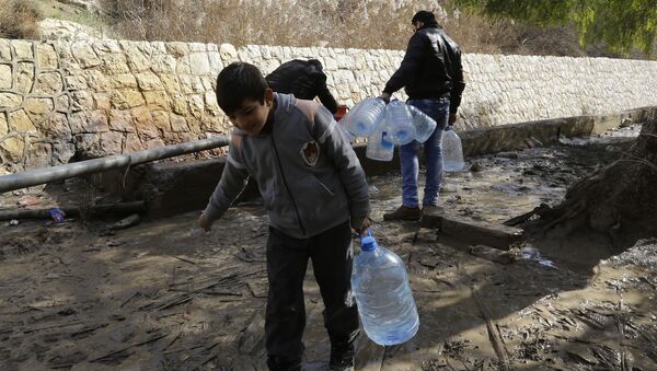 Des Syriens s'approvisionnent en eau potable - Sputnik Afrique