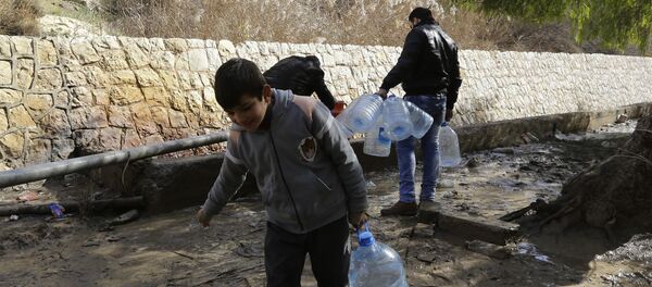 Des habitants de Damas s'approvisionnent en eau potable - Sputnik Afrique