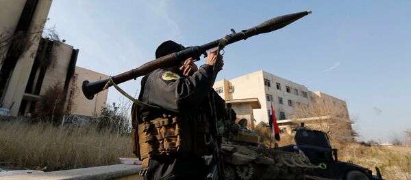 Un soldat irakien tire une roquette près de l'Université de Mossoul Un soldat irakien tire une roquette près de l'Université de Mossoul - Sputnik Afrique