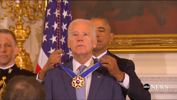 Joe Biden reçoit la médaille présidentielle de la Liberté - Sputnik Afrique
