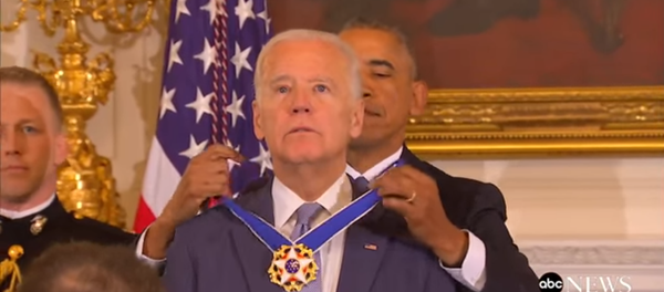 Joe Biden reçoit la médaille présidentielle de la Liberté - Sputnik Afrique
