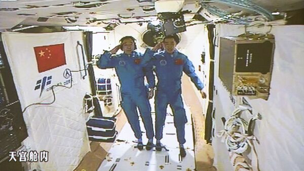 Deux spationautes chinois Jing Haipeng et Chen Dong au laboratoire spatial Tiangong 2 - Sputnik Afrique