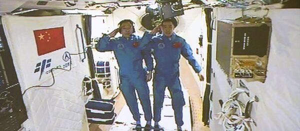 Deux spationautes chinois Jing Haipeng et Chen Dong au laboratoire spatial Tiangong 2 - Sputnik Afrique