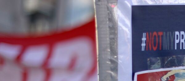 Protesters hold up signs during a march and rally against the United States President-elect Donald Trump in Los Angeles, California, U.S. December 18, 2016. - Sputnik Afrique
