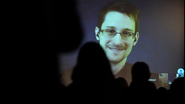 Le lanceur d'alerte américain Edward Snowden - Sputnik Afrique